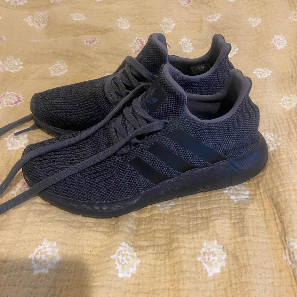 Adidas tennis shoes. Boys size 7.  I am an 8.5 in woman’s and these fit me.